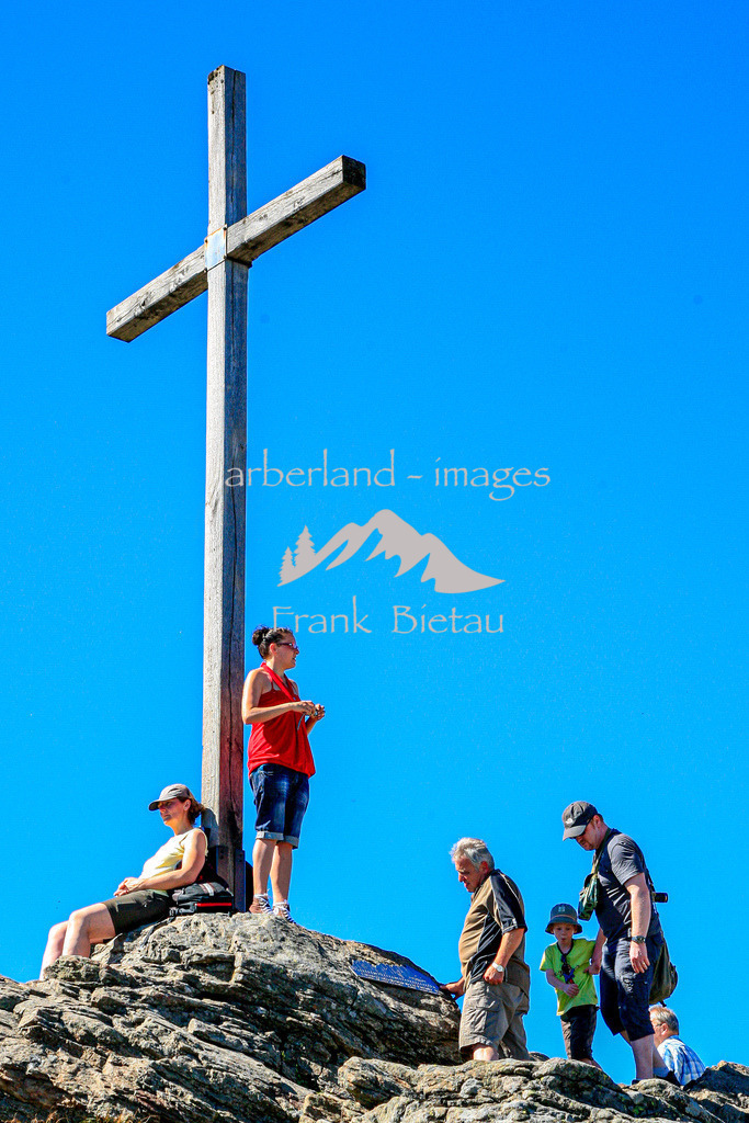 _93T0539 | Wanderer am Gipfelkreuz auf dem Großen Arber