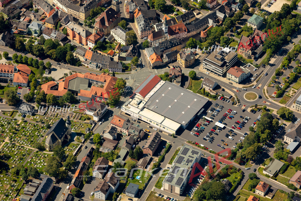 egerstrasse-wunsiedel-ohne-drohne-bild-102-2023 | Das Luftbild zeigt : Egerstraße Wunsiedel - Die Luftaufnahme wurde 2023 vom UL-Flugzeug aus erstellt ( keine Drohne ) - 
Hochauflösende Luftaufnahme - Für grossformatige Ausdrucke geeignet. Die Geschenkidee !
Mit Lizenz und Bildrechte bestellbar