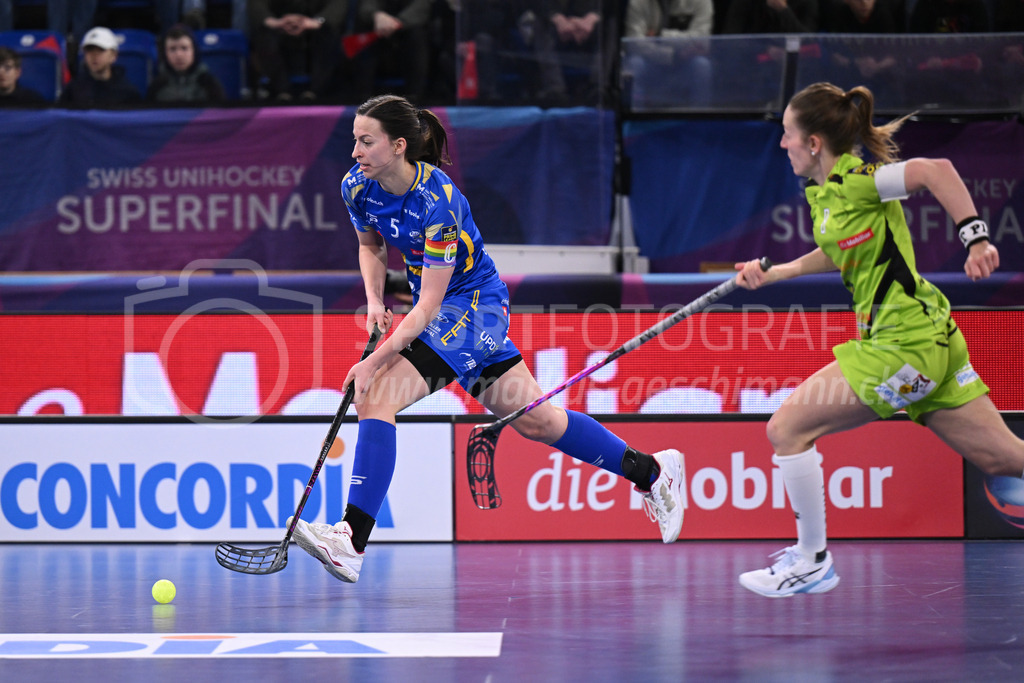 Kloten-Dietlikon Jets vs Skorpion Emmental Zollbrück - 15. April 2023 | 15.04.2023, Kloten, stimo arena, Swiss Unihockey Superfinal Frauen: Kloten-Dietlikon Jets - UHV Skorpion Emmental, Andrea Gaemperli (#5 Kloten-Dietlikon Jets). - Realisiert mit Pictrs.com