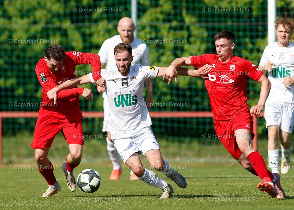 A_LUI_090526_15 | SPORT FUSSBALL LT1 OOE LIGA ASKOE OEDT 1B -UNION GSCHWAND 09.052026 IM BILD: FLORIAN AIGNER UND SALKO MUJANOVIC (OEDT 1B) UND SELMAN NEZIRI (GSCHWAND) FOTO: FOTOLUI