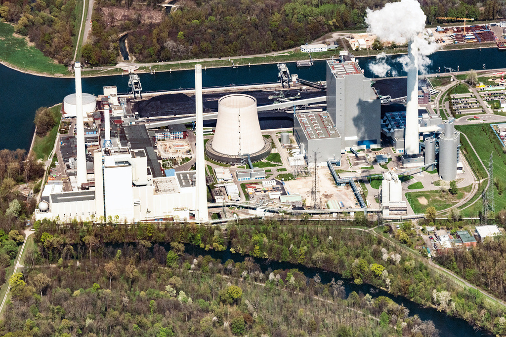 dr__0022385.jpg | KARLSRUHE 11.04.2019 Kohlekraftwerk der EnBW Energie Baden-Württemberg AG in Karlsruhe im Bundesland Baden-Württemberg, Deutschland. Weiterführende Informationen bei: EnBW AG. // Clouds of smoke on the horizon over the power plant of EnBW Energie Baden-Wuerttemberg AG in Karlsruhe in the state Baden-Wurttemberg, Germany. Further information at: EnBW AG. Foto: Daniel Reiter