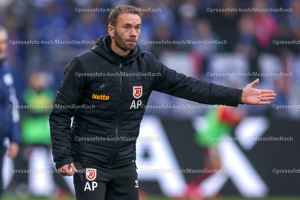 Schalke10112401073 | 10.11.2024, Fußball, FC Schalke 04 - SSV Jahn Regensburg, 2. Fußball Bundesliga, Veltins-Arena Gelsenkirchen, Saison 2024 2025: Trainer Andreas Patz (Jahn-Regensburg Interimstrainer) gestikulierend auf dem SpielfeldDFB regulations prohibit any use of photographs as image sequences and or quasi-video.