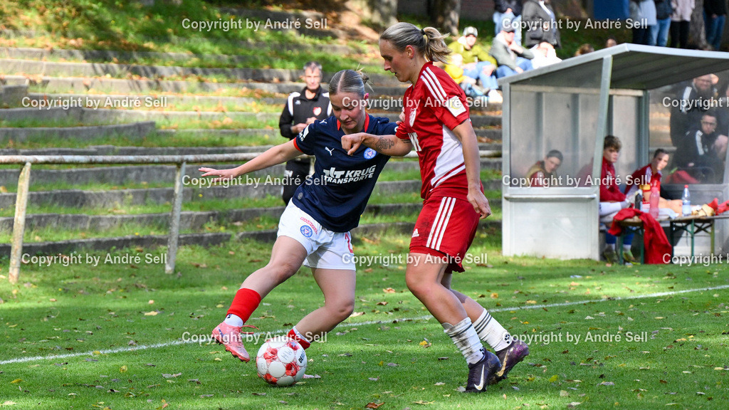 Holstein Kiel vs SpVg Aurich | Lisann Petersen (Holstein #20) vs Angelina-Michelle Wunder (Aurich #41) / Fußball-Regionalliga Nord Frauen 2026/2027 / Holstein Kiel vs SpVg Aurich / Waldwiese / Kiel / 20.09.26 - Realisiert mit Pictrs.com