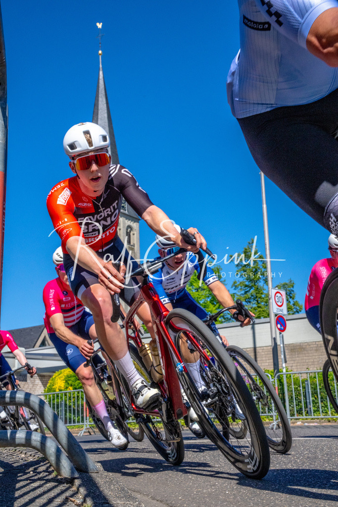 Spurt in den Mai 2026 - Großer Preis der Sparkasse Neuss | Annual one-day road cycling race "Großer Preis der Sparkasse Neuss" held in Büttgen, Germany, organized by VfR Büttgen 1912 e.V. The event features multiple races across all age categories from U11 youth to Elite men. - Realisiert mit Pictrs.com