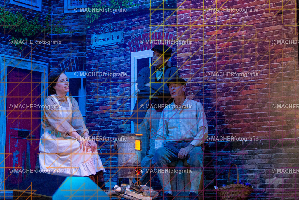 353_MFL-2025 | Portraitbilder von Regisseur; Darsteller; Techniker; Maske; Kostüme; Chor; Musiker; Bilderserie der Generalprobe und der Premierenvorstellung, Szenenbilder; Ausdrucksstudien; Bühnenüberblick; Bühnenkulissen; Pressefotos inkl. Redaktionsfoto Darstellergruppe.