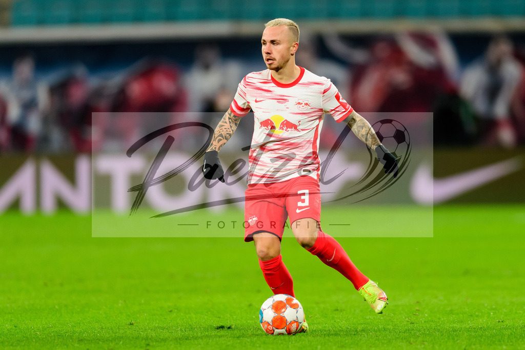 RBLLEV20211128_147 | Fussball, Herren: Jose Angelino (RB Leipzig) in Aktion, am Ball, Einzelaktion bei dem Spiel der 1. Bundesliga zwischen RB Leipzig und Bayer 04 Leverkusen in der Red Bull Arena am 28.11.2021 in Leipzig, Deutschland.DFB / DFL REGULATIONS PROHIBIT ANY USE OF PHOTOGRAPHS AS IMAGE SEQUENCES AND/OR QUASI-VIDEO. - Realisiert mit Pictrs.com