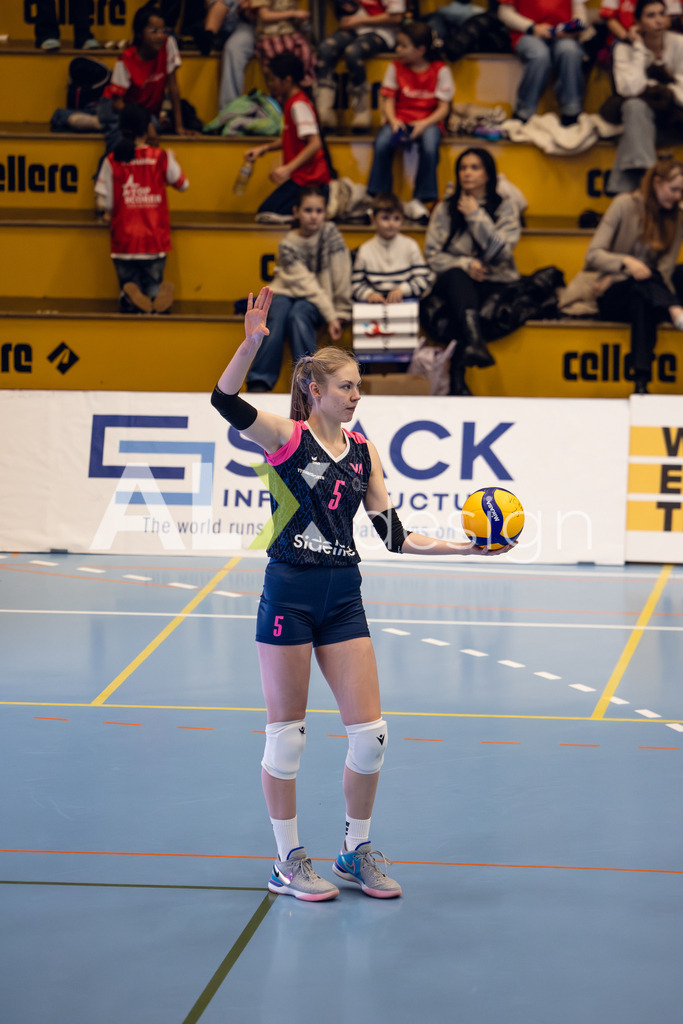 Volleyball I Frauen I Saison 2025-2026 I Volleyball NLA | Women I Round 14 I VC Kanti Schaffhausen - NLZ Volleyball Academy Zürich I 16.01.2026 | NLZ Volleyball Academy - 5 Zlata Dobryn (UKR) – Mittelblock - Realisiert mit Pictrs.com