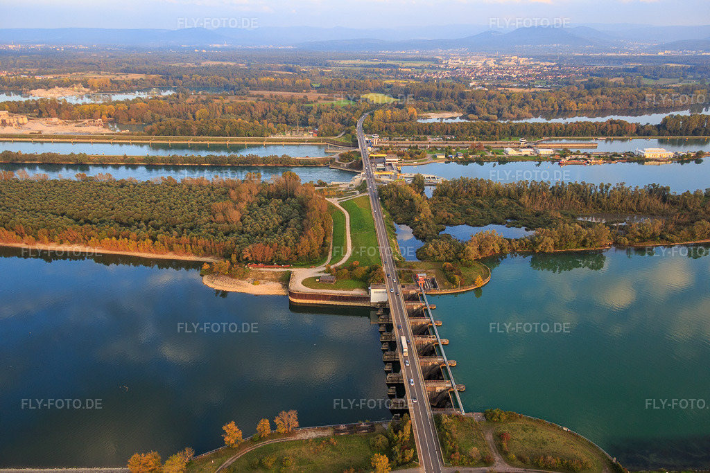 Luftbild: Rheinschleuse Iffezheim mit Brücke nach Frankreich in Iffezheim im Bundesland Baden-Württemberg in Deutschland. Foto: IMG_074411.jpg vom 04.10.2014 durch Werner Riehm/FLY-FOTO.deWWW.WSA-OBERRHEIN.WSV.DE