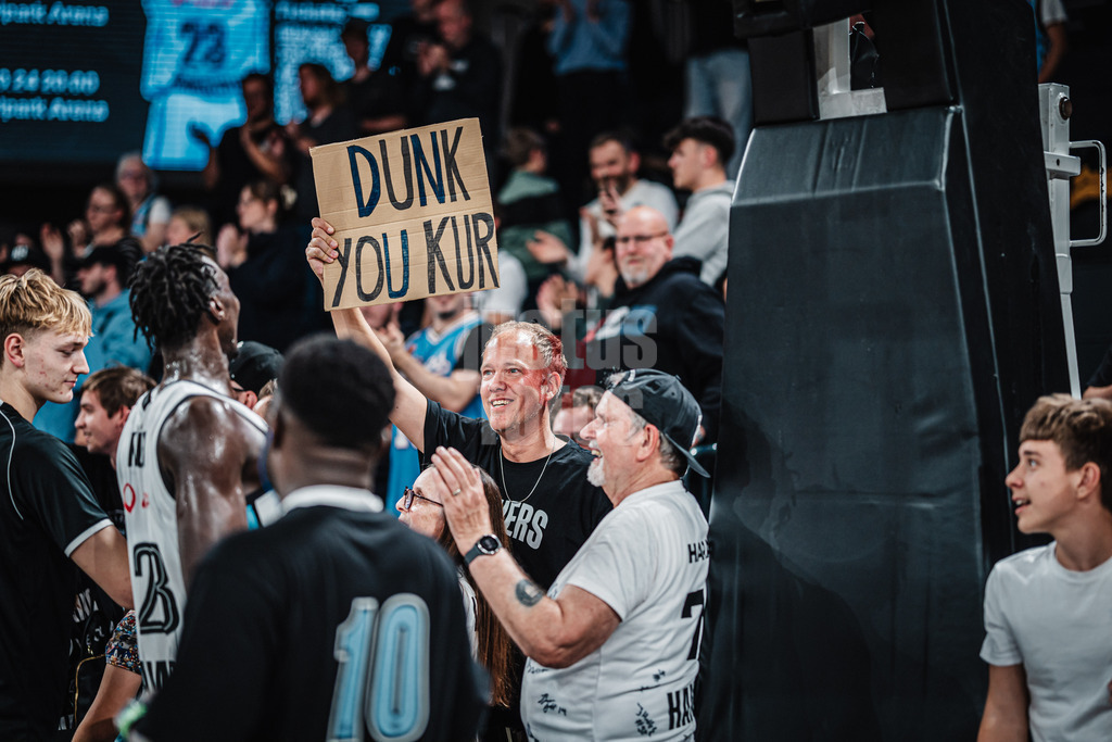 Basketball | Männer | Saison 2024/2025 | easyCredit Basketball Bundesliga | 4. Spieltag | Veolia Towers Hamburg vs. EWE Baskets Oldenburg | 06.10.2024 | Ein Fan mit einem Schild zu Ehren von Kur Kuath (#23, Veolia Towers Hamburg)
