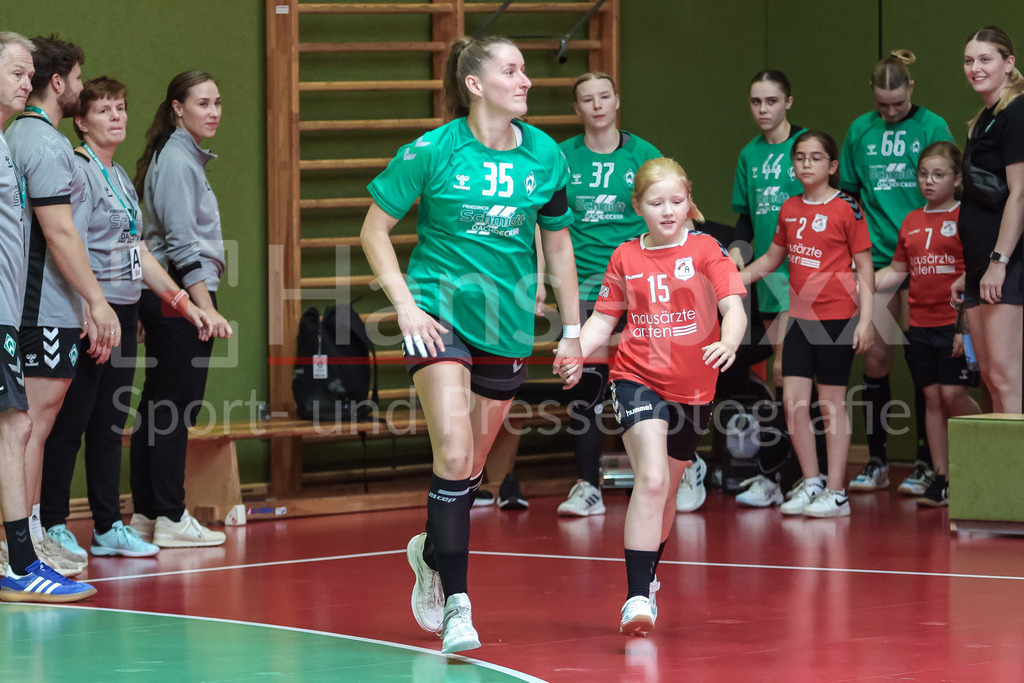 Handball, DHB-Pokal Frauen, SV Werder Bremen - VfL Oldenburg | v.li.: Lara Niemann (SV Werder Bremen, 35) beim Einlaufen vor dem Spiel