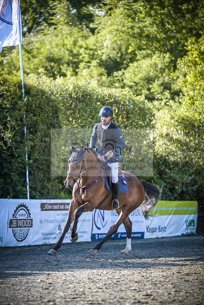 DOS_6002 | Entdecke hochwertige Reitturnierfotos von Foto Oger. Professionell, emotional und authentisch – jetzt Lieblingsmomente im Shop bestellen.Deutschlandweite Turnierfotografie. - Realisiert mit Pictrs.com
