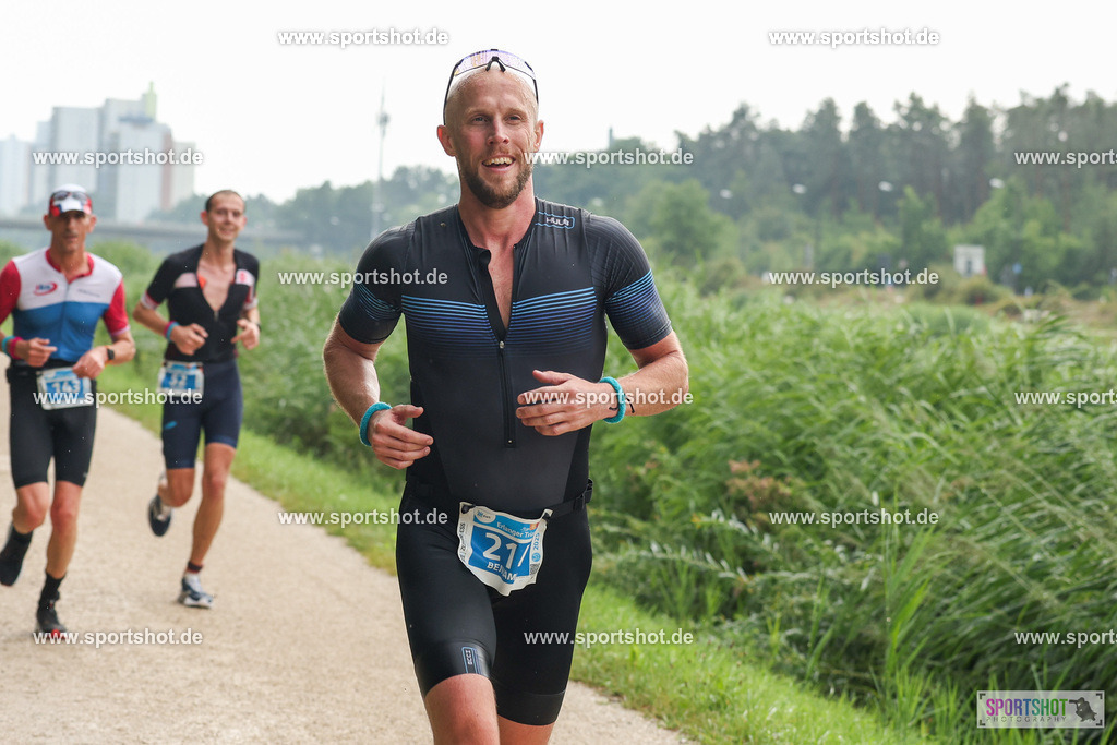 LUR_1632 | 34. M-net Erlanger Triathlon 2025 #erlangertriathlon  #mnettriathlon2025 #mnettriathlon #team #olympischedistanz #mitteldistanz #triathlon #maindonaukanal  #erlangertriathlon2025 #yourpictrs #tv1848 #tv1848erlangen  #triathlonbayern #sportinerlangen #demsportverbunden #sportshot_your_pictrs Copyright: www.sportshot.de