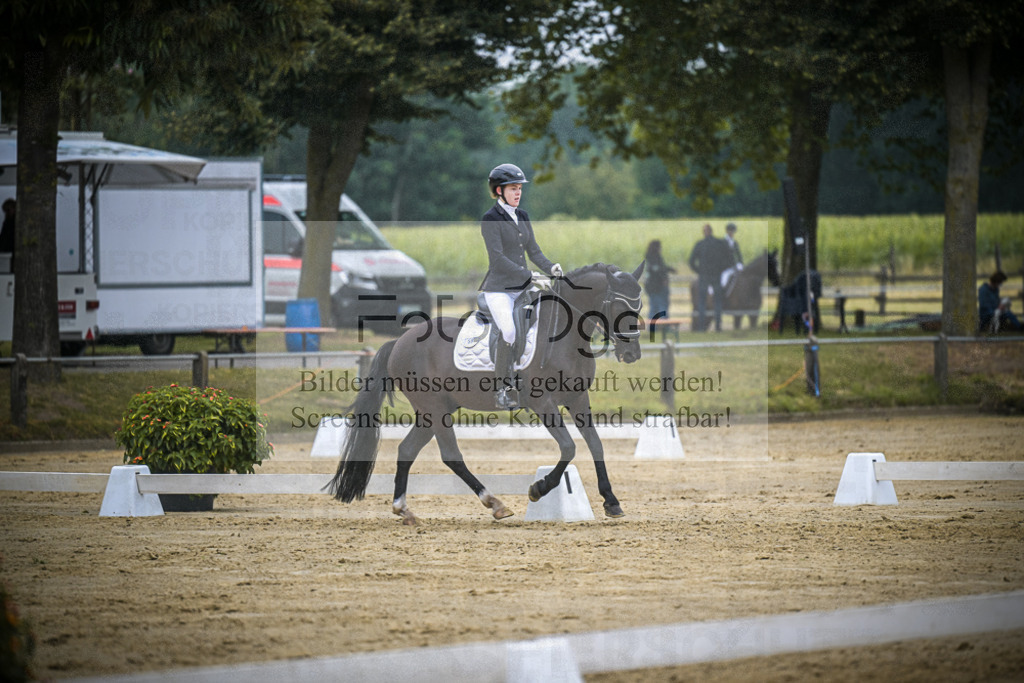 DOS_2617 | Entdecke hochwertige Reitturnierfotos von Foto Oger. Professionell, emotional und authentisch – jetzt Lieblingsmomente im Shop bestellen.Deutschlandweite Turnierfotografie. - Realisiert mit Pictrs.com
