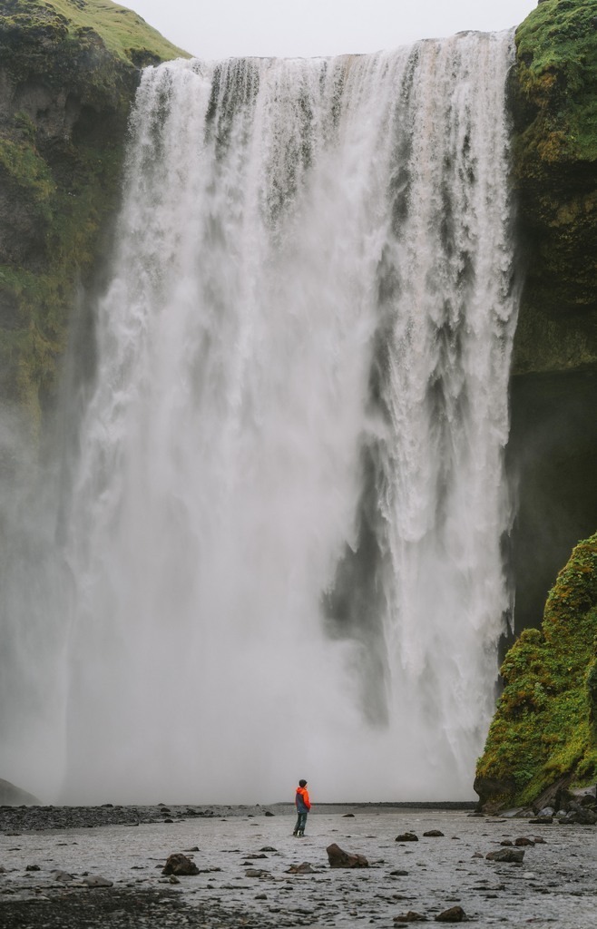Skogafoss 3 | Junge vor Wasserfall - Realisiert mit Pictrs.com