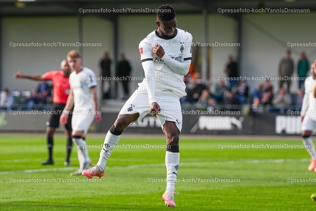 xYDRx13112501021 | 13.11.2025, xydrx, Fußball, Testspiel, Borussia Mönchengladbach - NV Koninklijke Lierse SK, Fohlenplatz am Borussia-Park: Torjubel nach dem Tor zum 1:0 für Borussia Mönchengladbach durch Torschütze Iaia Manco Danfa (Borussia Mönchengladbach #37)