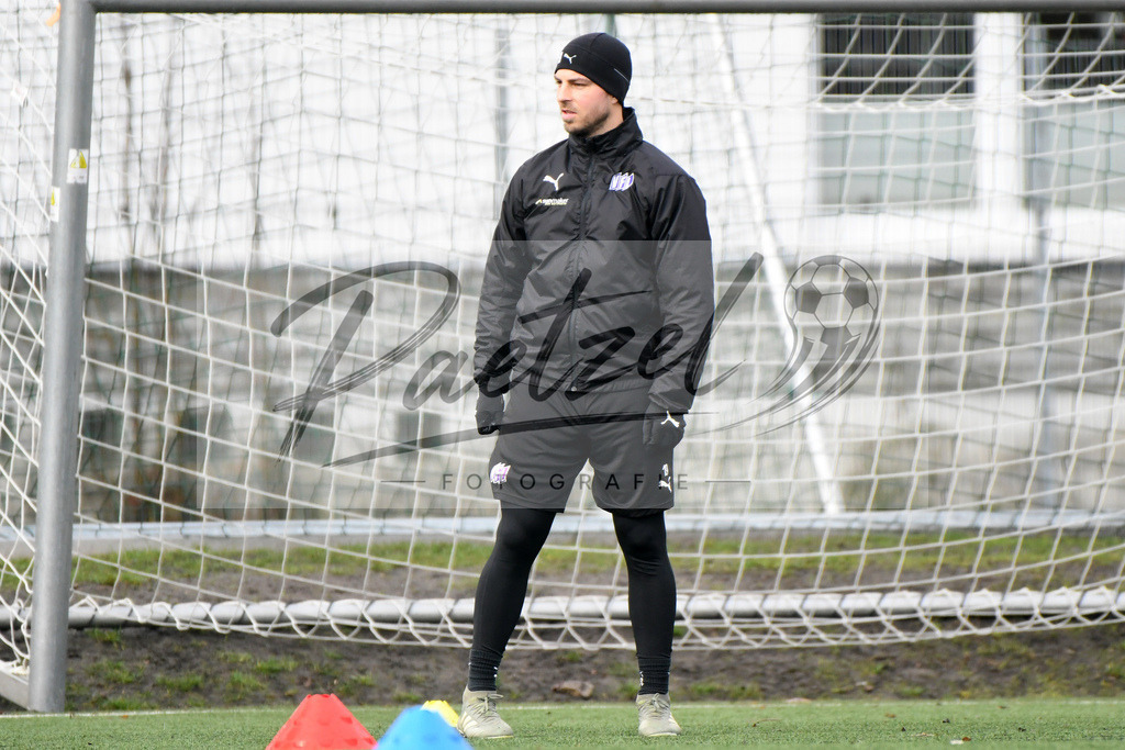 20200203_TRAOSN_0007 | Fußball, Herren: Kevin Wolze (VfL Osnabrueck) schaut waehrend der Trainingseinheit des VfL Osnabrueck im Sportpark Illoshoehe am 03.02.2020 in Osnabrueck, Deutschland. - Realisiert mit Pictrs.com