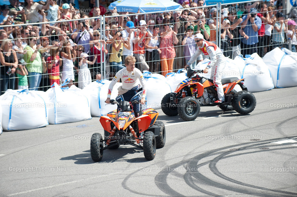 _DSC7102 | Sebastian Vettel beim spektakulären „Home Run“ in Heppenheim: Der Formel-1-Weltmeister fährt im Red-Bull-Rennwagen über die zur Rennstrecke umfunktionierte B3 in seiner Heimatstadt. Tausende Fans feiern ihren Lokalhelden.