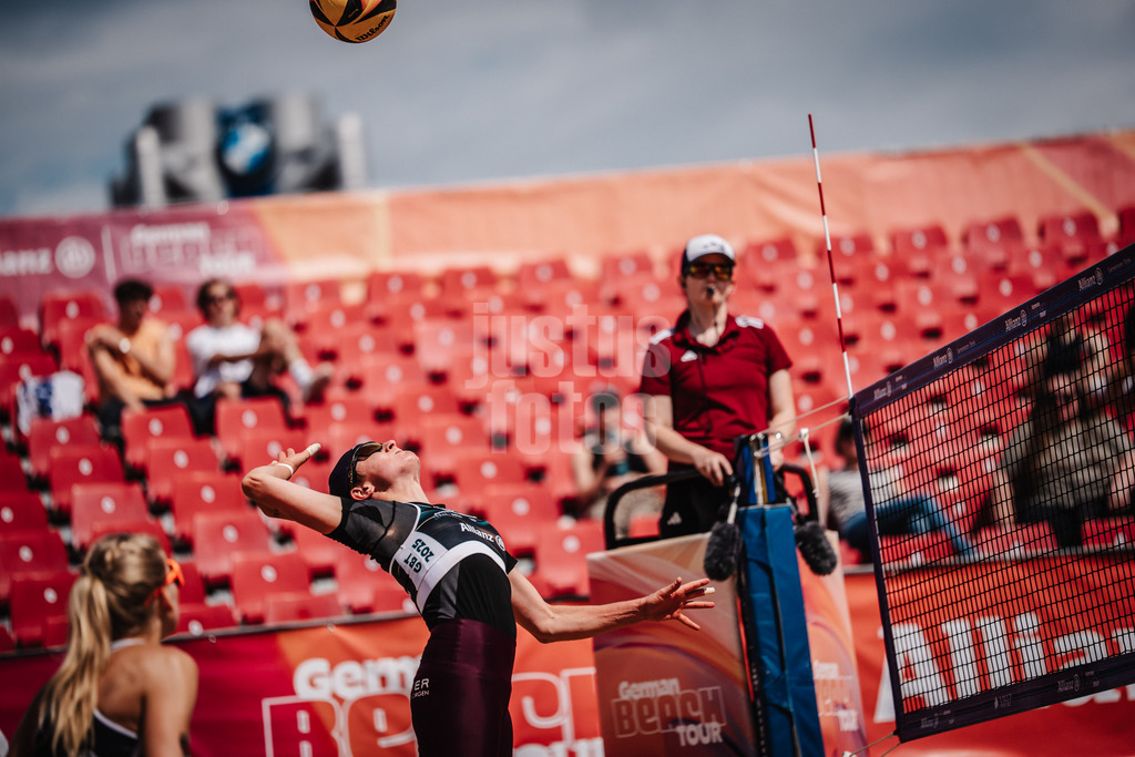 Beachvolleyball | Frauen | Allianz German Beach Tour 2025 | Tourstop München | 10.07.2025 | Melanie Gernert beim Angriff