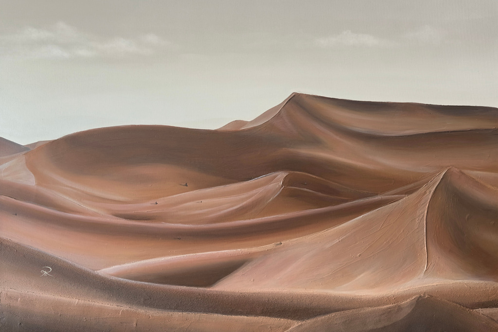 Stillness of the Dunes | Bei diesem Bild fasziniert mich die Stille und Weite der Wüste. Die sanften Sandtöne, die weichen Formen der Dünen – es ist Minimalismus in seiner schönsten Form. Ich liebe diese neutralen, natürlichen Beigetöne, die Ruhe und Zeitlosigkeit ausstrahlen. Auch wenn ich weit entfernt von einer echten Wüste lebe, hatte ich diese Szene lange im Kopf. Ein Ort ohne Ablenkung, ohne Hektik – nur Sand, Licht und Schatten, die ihre ganz eigene Geschichte erzählen.