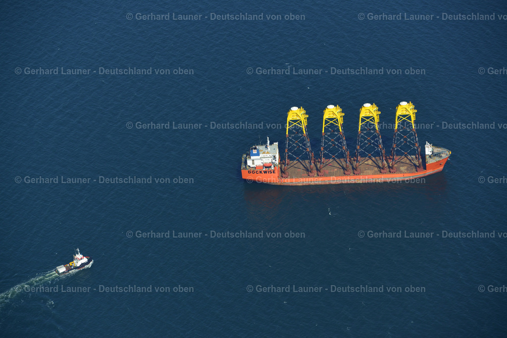 3637873 | SASSNITZ 25.08.2016 Schiff - Spezialschiff TERN in Fahrt mit Jackets - Tragstrukturen - Fundamenten für Offshore - Windkraftanlagen beim Verlassen des Küstenbereiches in Sassnitz an der Ostseeküste im Bundesland Mecklenburg-Vorpommern, Deutschland. Die Dockwise B.V. ist ein Spezialunternehmen für Schwerguttransporte auf dem Wasserweg. Weiterführende Informationen bei: Boskalis,  EEW Holding GmbH &amp; Co. KG,  OWT - Offshore Wind Technologie GmbH. // Ship - special ship TERN traveling with jackets - supporting structures - foundations for offshore - wind turbines when leaving the coastal area in Sassnitz on the Baltic Sea coast in the state Mecklenburg-West Pomerania, Germany. Dockwise B.V. is a specialist company for heavy goods transport by water. Further information at: Boskalis,  EEW Holding GmbH &amp; Co. KG,  OWT - Offshore Wind Technologie GmbH. Foto: Gerhard Launer