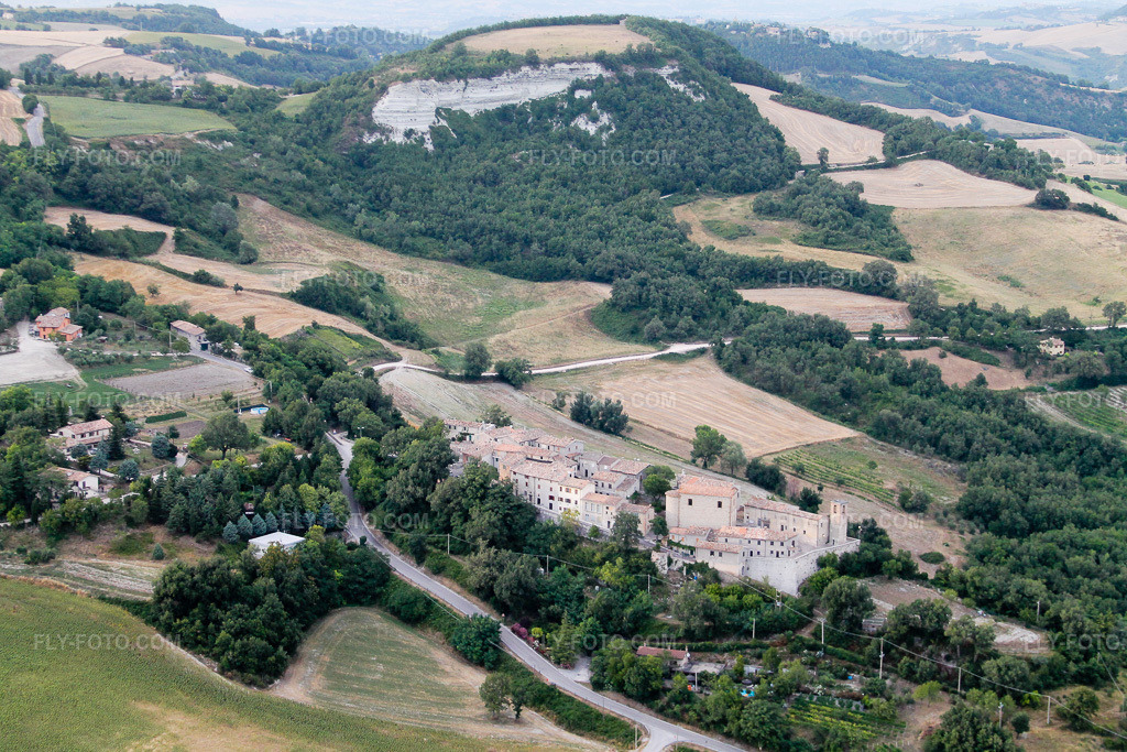 Aerial view: View of the town in Cartoceto in the state The Marches, Italy. – Photo: IMG_43095.jpg taken on 07/16/2011 by Werner Riehm/FLY-FOTO.com – Resolution of the original: 4272 x 2848 px