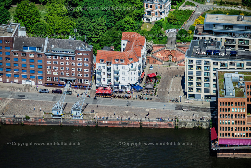Hamburg_Altona_Köhlbrandtreppe_Kneipen_Zum_Schellfischposten_Haifischbar_Ratsherren_Eck_ELS_6604090525 | HAMBURG 09.05.2025 Tische und Sitzbänke der Freiluft- Gaststätte " Ratsherrn-Eck und Zum Schellfischposten " an der Carsten-Rehder-Straße, Köhlbrandtreppe im Ortsteil Altonaer Fischmarkt in Hamburg, Deutschland. // Tables and benches of the open-air restaurant "Ratsherrn-Eck and Zum Schellfischposten" on Carsten-Rehder-Strasse, Koehlbrandtreppe in the Altonaer Fischmarkt district of Hamburg, Germany. Foto: Martin Elsen