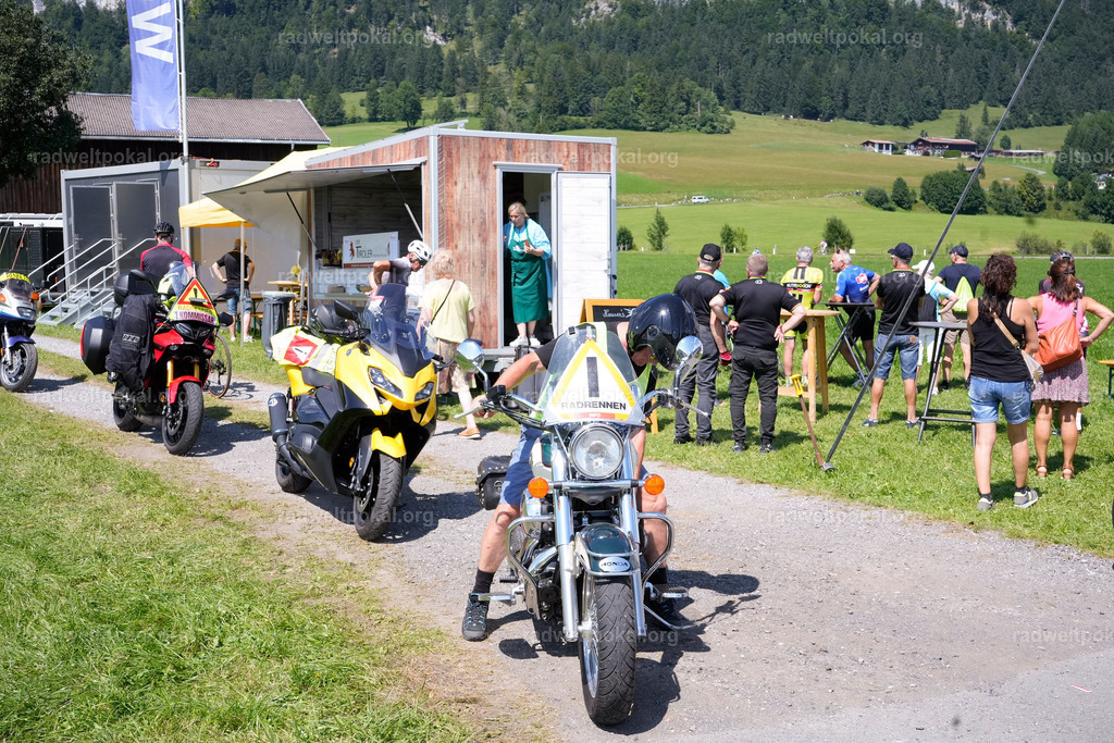 149_20230817_Bewerb_Maenner_Muehlanger | AUT - OESTERREICH, 2023-08-16: SPORT RENNRAD-FAHREN - 55. INTERNATIONALER RADWELTPOKAL IN ST. JOHANN IN TIROL  - Vintage-Radrennen mit WM-Bronze-Medaillen-Siegerin Christina Schweinberger, den Teilnehmer und Alexander Baumann (vom Orginastions-Team) - TAG 2 BEWERB MAENNER IN SECHS GRUPPEN  ; Foto: Roland Muehlanger