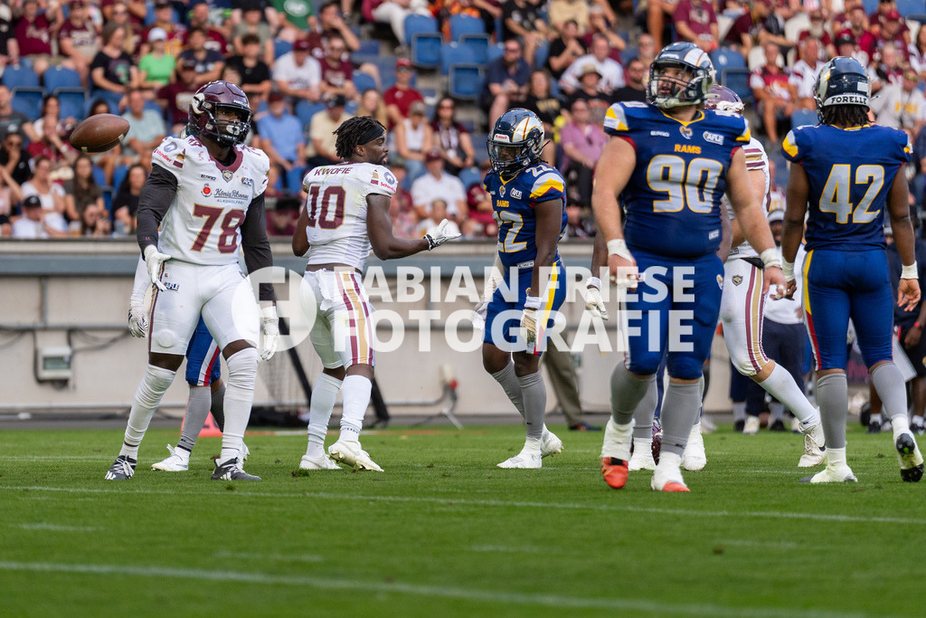 GER Rhein Fire vs. Alpine Rams, American Football, AFLE, Saison 2026, 01.08.2026 | Harlan Kwofie (Rhein Fire, #10) hat beim Spielzug seinen Helm verloren,GER Rhein Fire vs. Alpine Rams, American Football, AFLE, Saison 2026, 01.08.2026Foto: Eibner-Pressefoto/Fabian Friese - Realisiert mit Pictrs.com