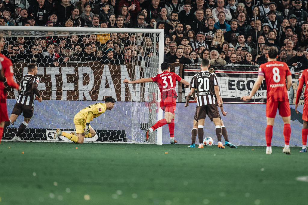 Fußball | Männer | Saison 2025/2026  | Fußball-Bundesliga | 27. Spieltag | FC St. Pauli vs. SC Freiburg | 22.04.2026 | Igor Matanovic (#31, SC Freiburg) schießt das 2:1 Tor