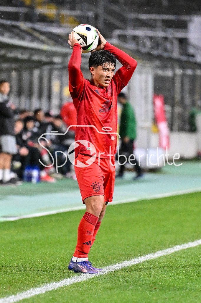 FC Bayern Amateure - TSV Buchbach | beim Einwurf Angelo BRUECKNER (FC Bayern München II #2) / Freisteller / Einzelfoto / Regionalliga Bayern: FC Bayern München II - TSV Buchbach, Gruenwalder Stadion am 27.09.2024