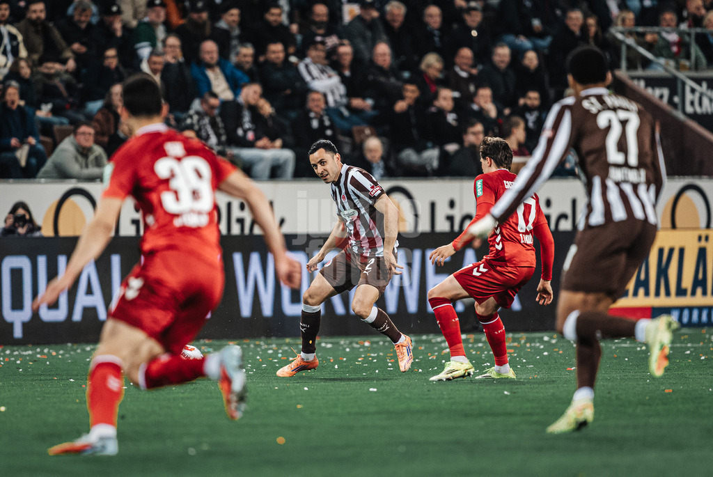 Fußball | Männer | Saison 2025/2026  | Fußball-Bundesliga | 30. Spieltag | FC St. Pauli vs. 1. FC Köln | 17.04.2026 | Manolis Saliakas (#2, FC St. Pauli) spielt einen Pass