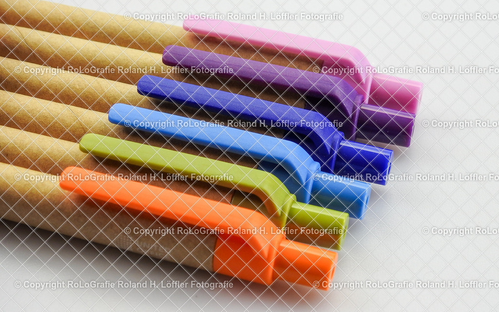 20241103-19 | Buntstifte in einer Reihe, im Paket, einzeln bunt und farbig - Realisiert mit Pictrs.com