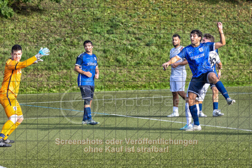 20250928_164858_0321-Bearbeitet | #,TSG Salach (weiß) vs. TSV Berkheim (blau), Fußball, Bezirksliga - Bezirk Neckar/Fils, 06. Spieltag, Saison 2025/2026, Kunstrasensportplatz, Staufenecker Straße, 73084 Salach, 28.09.2025 - 15:00 Uhr,Foto: PhotoPeet-Sportfotografie/Peter Harich