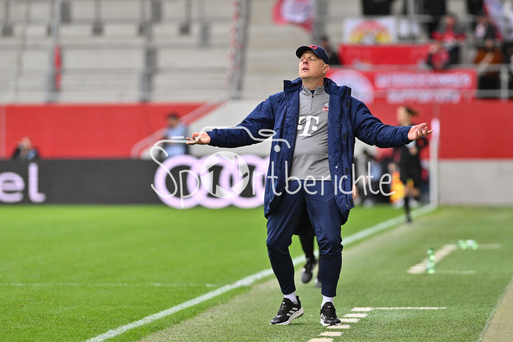 FC Bayern München Frauen - TSG 1899 Hoffenheim Frauen | im Bild Daniel WEBER Trainer 1. FC Koeln Frauen in Aktion / Freisteller / Einzelfoto / Frauen Bundesliga: FC Bayern München Frauen - 1. FC Köln Frauen, FC Bayern Campus am 05.10.2024