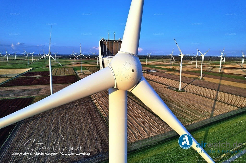 Windpark Gemeinde Reussenkoege in Nordfriesland - Luftbild | Entdecken Sie atemberaubende Luftbilder und Fotografien auf airwatch.de - Tauchen Sie ein in eine Welt voller faszinierender Aufnahmen aus der Vogelperspektive.