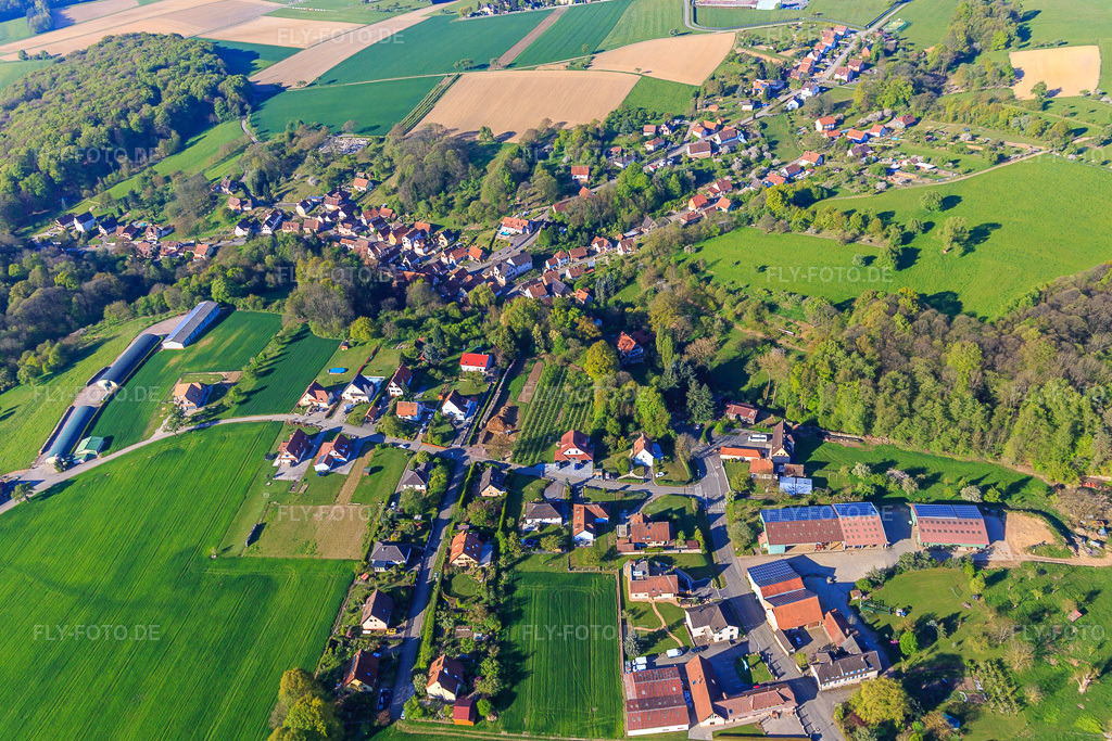 Luftbild: Rue Wolfsschenkel mit Ferme du Münzhof - Famille Pflug - Foin et viande bovine - Heu und Rindfleisch in Drachenbronn-Birlenbach im Bundesland Bas-Rhin in Frankreich.Foto: IMG_099319.jpg vom 30.04.2017 durch Werner Riehm/FLY-FOTO.deAuflösung des Originals: 4658 x 3106 px