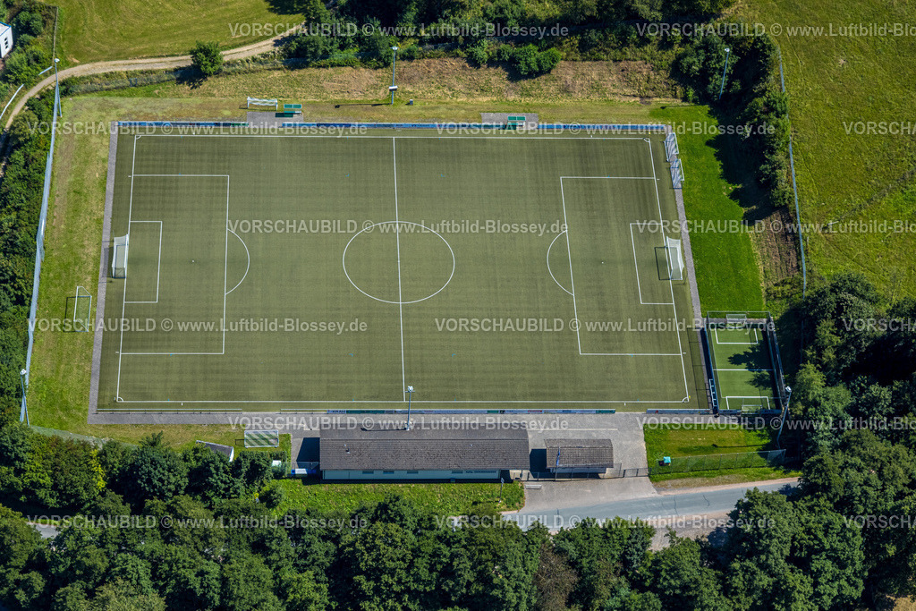 Olpe250810582 | Luftbild, Fußballstadion Vogelwiese Iseringhausen SPVG Iseringhausen, Iseringhausen, Drolshagen, Sauerland, Nordrhein-Westfalen, Deutschland