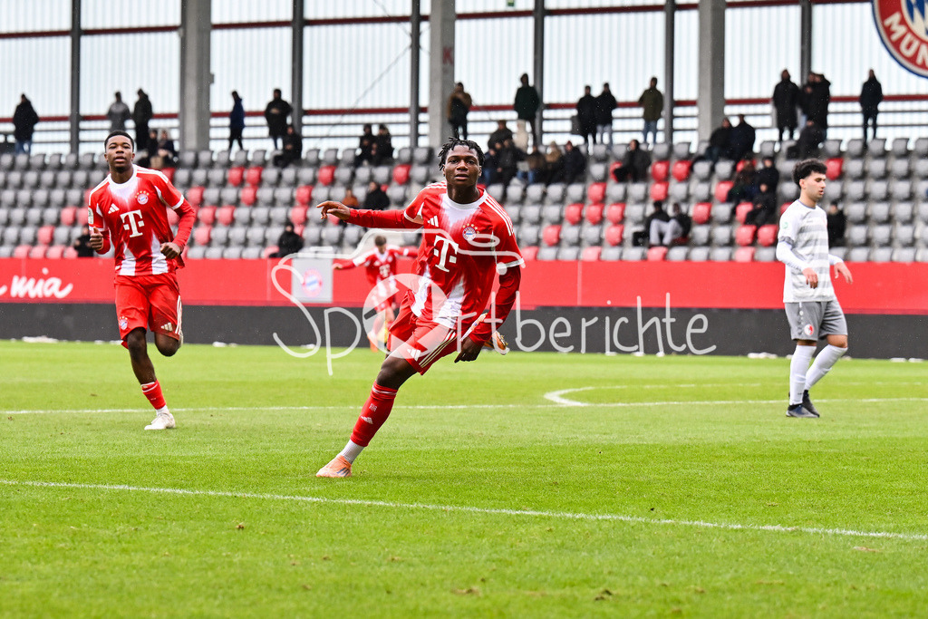 FC Bayern München - Berliner Athletik Klub | MUNICH, GERMANY - 21. FEBRUARY: Jubel der Bayern nach dem Treffer zum 4-1 durch Uzorchukwu EGWUATU (FC Bayern München 7) / Tor / Torschuetze / Freude / Happy während dem Spiel zwischen der U19 des FC Bayern München und der U19 des Berliner Athletik Klubs am 3. Spieltag der DFB-U19 Nachwuchsliga am FC Bayern Campus