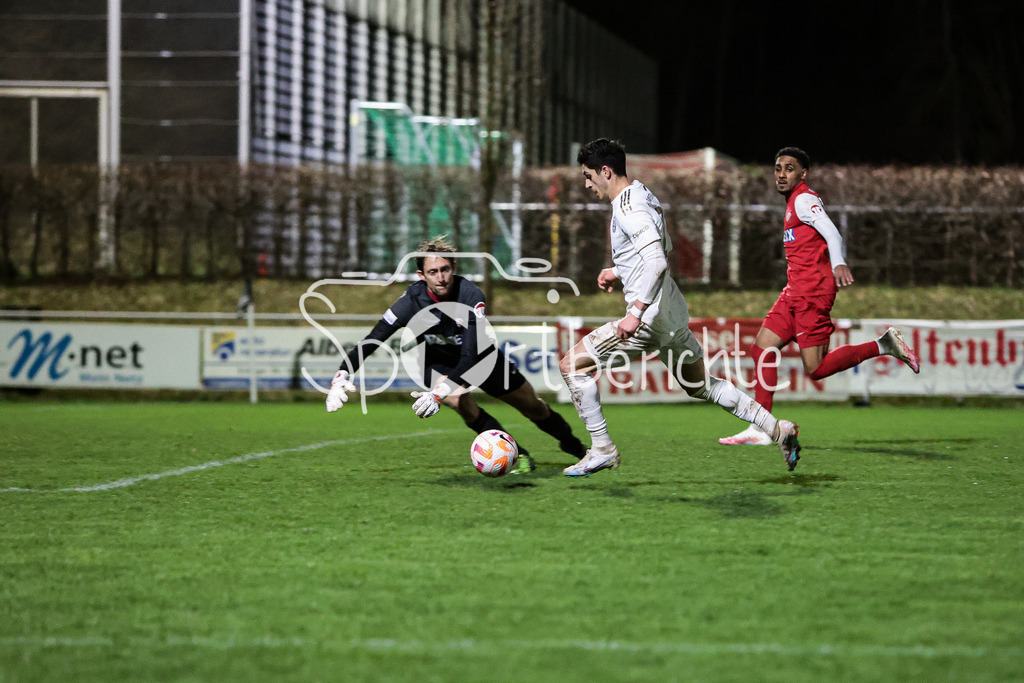 SV Heimstetten - FC Bayern Amateure | Grant-Leon RANOS (FCB #22) umkurvt Maximilian RIEDMUELLER (SVH #1)
