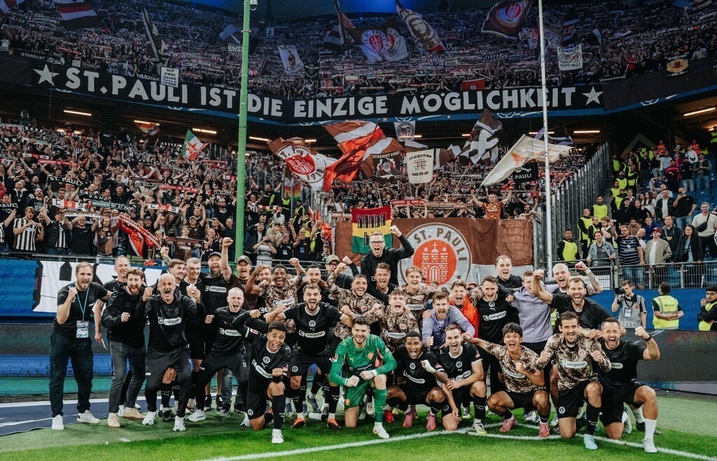FCP09857-2 | Der offizielle Shop für FC St. Pauli Fotos. Wähle aus Spielszenen & Fanmomenten dein FCSP Wunschformat. Wir liefern Millerntor-Atmosphäre.