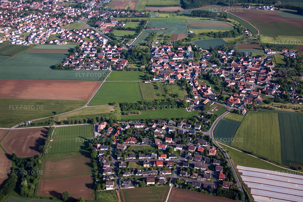 Luftbild: Ortsansicht der Straßen und Häuser der Wohngebiete in Unterpleichfeld im Bundesland Bayern in Deutschland. Foto: IMG_66199.jpg vom 30.05.2014 durch Werner Riehm/FLY-FOTO.de