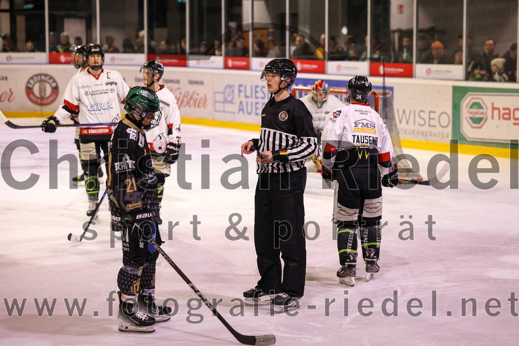 2024-03-15_092_TSV_Erding_gegen_EHC_Koenigsbrunn | Erding, Deutschland, 15.03.2024:
Eishockey, Bayernliga Playoffs 2023 / 2024, 3. Spieltag, TSV Erding gegen EHC Königsbrunn, Endergebnis: 3:4 n. V.

Erik Modlmayr (Erding Gladiators, #21), Dennis Tausend (EHC Königsbrunn, #24)

Foto: Christian Riedel / fotografie-riedel.net