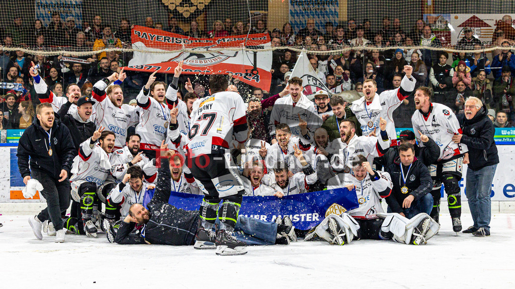 Spiel 3 Finale TSV Peißenberg Miners vs EHC Königsbrunn | Eishockey Bayernliga Playoffs 2023/2024, Spiel 3 Finale TSV Peißenberg Miners vs EHC Königsbrunn, 20240328,
Bayerischer Meister 2024 Bayernliga EHC Königsbrunn,
2024-03-28 in Peißenberg (Eisstadion)
67 David FRANY (EHC 67), 31 David BLASCHTA (EHC Goalie 31), 32 Stefan VAJS (EHC Goalie 32), 3 Simon BESLIC (EHC 3), 13 Luca SZEGEDIN (EHC 13), 15 Lukas HÄCKELSMILLER (EHC 15), 19 Max PETZOLD (EHC 19), 20 Philipp SANDER (EHC 20), 29 Dominic ERDT (EHC 29), 43 Hayden TRUPP (EHC 43), 6 Marco STERNHEIMER (EHC 6), 8 Tim BULLNHEIMER (EHC 8), 21 Florian DÖRING (EHC 21), 24 Dennis TAUSEND (EHC 24), 27 Toms PROKOPOVICS (EHC 27), 28 Mika REUTER (EHC 28), 55 Nicolas BAUR (EHC 55), 69 Leon STEINBERGER (EHC 69), 96 Lukas FETTINGER (EHC 96), 97 Leon HARTL (EHC 97), 98 Julian BECHER (EHC 98)
Copyright: WolfgangxLindner foto-lindner.de