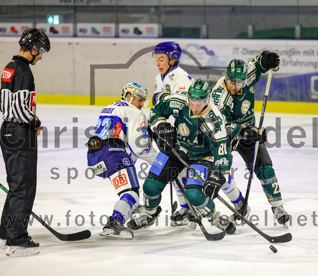 2025-09-26_141_TSV_Erding_gegen_SC_Riessersee | Erding, Deutschland, 26.09.2025:Eishockey, Oberliga Süd 2025 / 2026, 3. Spieltag, TSV Erding gegen SC Riessersee, Endergebnis: 3:5Robin Soudek (SC Riessersee, #22), Maximilian Forster (Erding Gladiators, #81), Grady Hobbs (Erding Gladiators, #22)Foto: Christian Riedel / fotografie-riedel.net