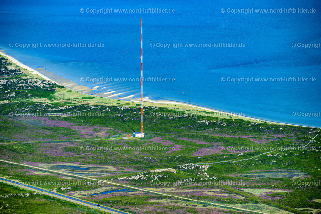 Sylt_Rantum_Sendemast_Loran_C_Station_ELS_60050825 | SYLT 13.08.2025 Stahlmast- Funkturm und Sendeanlage als Grundnetzsender " Loran C " im Ortsteil Rantum (Sylt) in Sylt auf der Insel Sylt im Bundesland Schleswig-Holstein, Deutschland. // Steel mast funkturm and transmission system as basic network transmitter " Loran C " in the district Rantum (Sylt) in Sylt on Island Sylt in the state Schleswig-Holstein, Germany. Foto: Martin Elsen