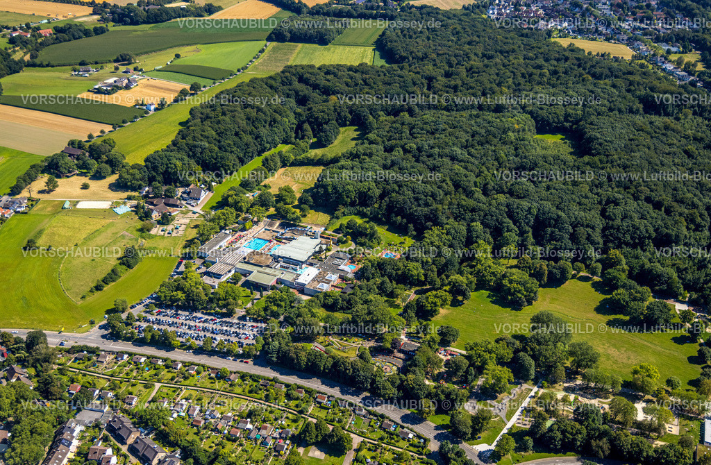 Herne240803675Freibad_RevierparkGysenberg | Luftbild, Freizeitbad LAGO-Die Therme im Gysenbergpark, Badegäste im Freibad mit Wellenbad und Wasserrutsche, Sonnenschirme auf der Liegewiese, Baustelle, Sodingen, Herne, Ruhrgebiet, Nordrhein-Westfalen, Deutschland