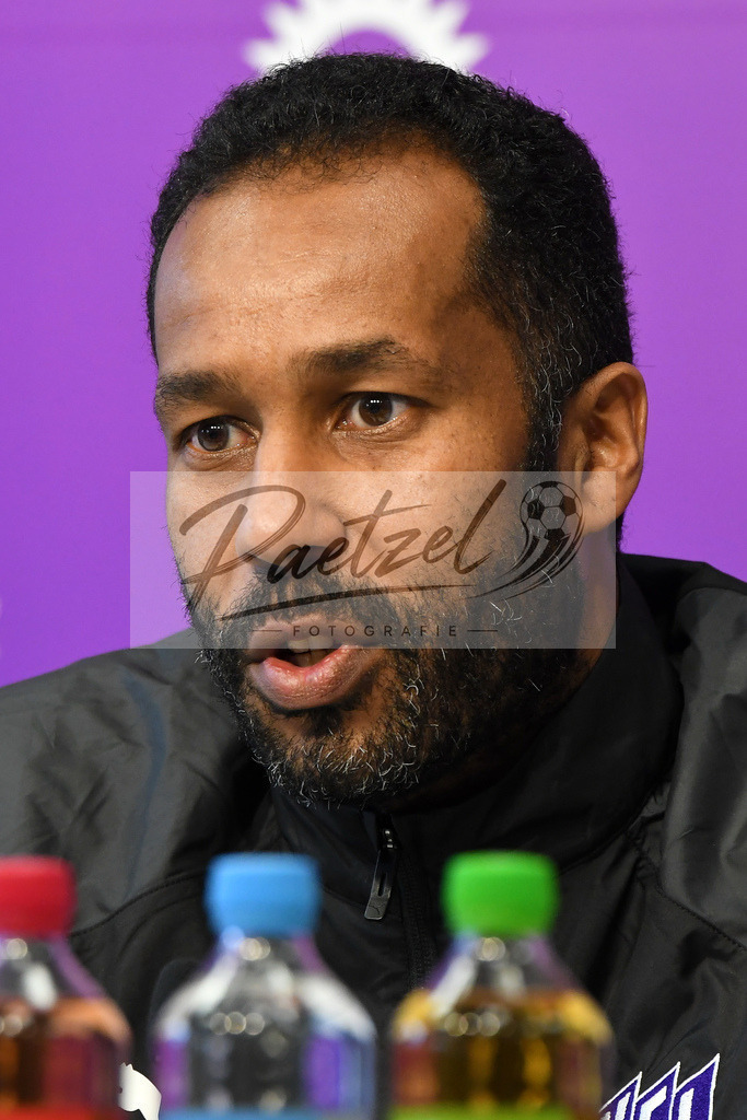 20200304_PKOSNA_0018 | Fussball, Herren: Trainer Daniel Thioune (VfL Osnabrueck) schaut waehrend der Pressekonferenz des VfL Osnabrueck im Presseraum des Stadion an der Bremer Bruecke am 04.03.2020 in Osnabrueck, Deutschland. - Realisiert mit Pictrs.com