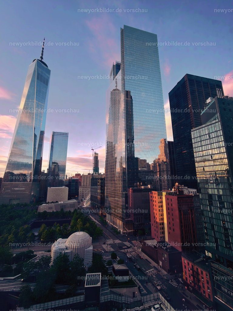 Einzigartiger Blick aus dem Apartment – Inspiration über den Dächern von New York | Es gibt Ausblicke, die mehr sind als nur ein Bild – sie sind ein Gefühl. Vom Apartment meiner Freunde öffnet sich ein Panorama, das mich jeden Tag aufs Neue inspiriert. Die Skyline von Manhattan liegt vor mir, die Wolkenkratzer ragen in den Himmel, und je nach Tageszeit verändert sich die Stimmung: morgens in sanftem Licht, abends im Glanz der untergehenden Sonne oder nachts voller funkelnder Lichter. Hier lasse ich Tage ausklingen, starte in neue Projekte oder arbeite mit einer Kulisse, die Motivation schenkt. Dieser Blick ist für mich einzigartig – ein Ort, an dem die Energie der Stadt und die Ruhe des Moments perfekt verschmelzen.