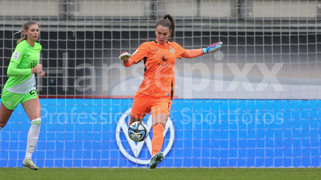 Fussball, Google Pixel Frauen-Bundesliga, VfL Wolfsburg - MSV Duisburg | v.li.: Ena Mahmutovic (Torhüterin, Torwart, MSV Duisburg, 1) am Ball, Einzelbild, Ganzkörper, Aktion, Action, Spielszene, DIE DFB-RICHTLINIEN UNTERSAGEN JEGLICHE NUTZUNG VON FOTOS ALS SEQUENZBILDER UND/ODER VIDEOÄHNLICHE FOTOSTRECKEN. DFB REGULATIONS PROHIBIT ANY USE OF PHOTOGRAPHS AS IMAGE SEQUENCES AND/OR QUASI-VIDEO.