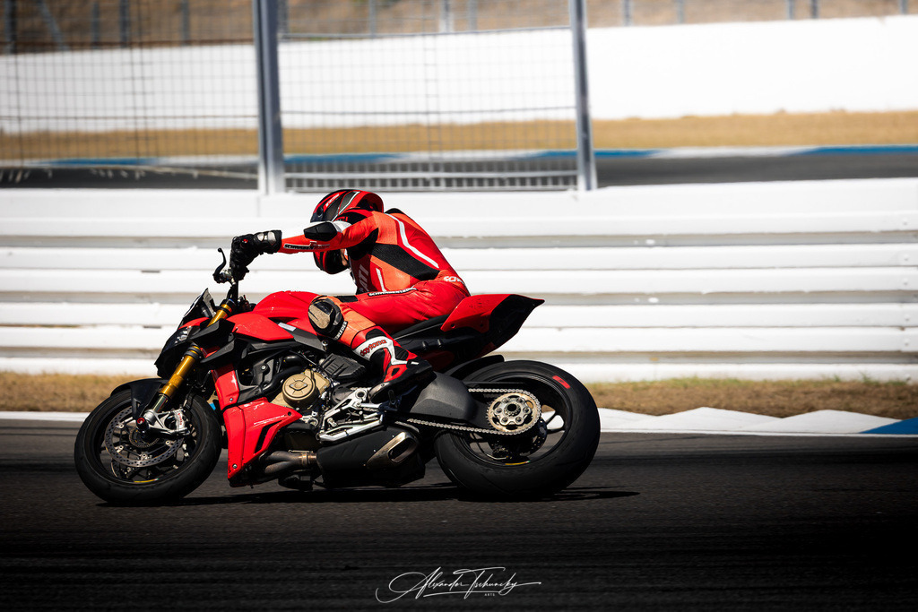 Ducati Trackday Hockenheimring 2026 | Entdecken Sie die faszinierende Welt von Alexander Tschuncky Arts: Kreative Fotografie, atemberaubende Automobilkunst und hochwertiger Bilderdruck. Lassen Sie sich inspirieren! - Realisiert mit Pictrs.com